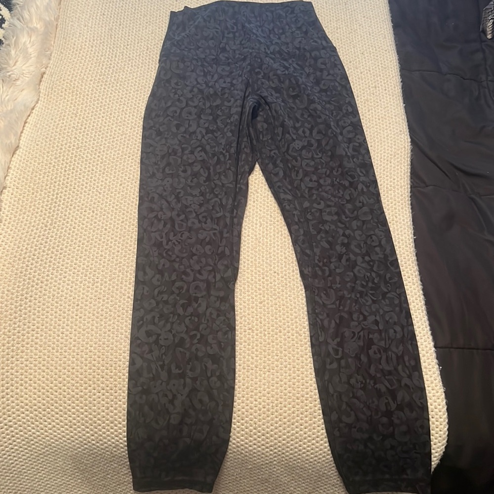 Lululemon aligns 25” black cheetah